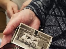 3.Bizuteria i klucze Janiny Wlodarczyk po 80. latach w rekach corek Emilii Lesniak i Haliny Grochowskiej