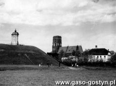 300.Kosciol pw. sw. Malgorzaty w Gostyniu, na pierwszym planie pomnik na Gorze Zamkowej poswiecony zalozycielowi miasta Mikolajowi Przedpelkowicowi herbu Lodzia (okres miedzywojenny)