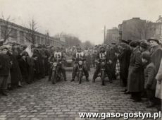 301. Witold Portalski (Moto Klub Unia Gostyn, plastron nr 15) ma zawodach motocyklowych w Poznaniu (lata 50. XX wieku)