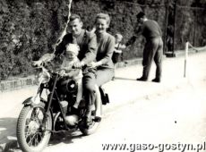 302. Na motocyklu WSK M06L (ul. Wolnosci w Gostyniu, 1962 r.)