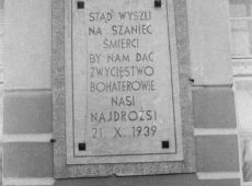 3023.Plyta pamiatkowa na scianie frontowej ratusza z napisem Stad wyszli na szaniec smierci by nam dac zwyciestwo bohaterowie nasi najdrozsi 21.10. 1939.