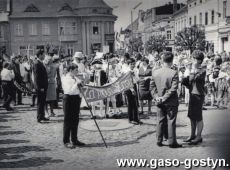 3028.Pochod z okazji 1000-lecia Panstwa Polskiego ( Rynek w Gostyniu, 1966 r.)