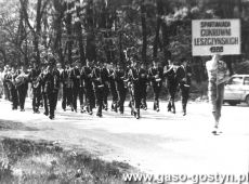 3029.Spartakiada Cukrowni Leszczynskich - na  czele pochodu Orkiestra Deta Cukrowni w Gostyniu (1988 r.)