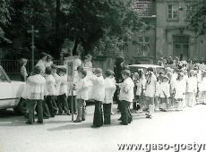 303. Dzien kaplanski z okazji jubileuszu 35-lecia kaplanstwa ks. kanonika Teodora Lercha (przed kosciolem farnym w Gostyniu, 6 czerwca 1977 r.)