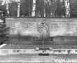 304. Cmentarz w Gostyniu ( zdjecie z lat70-tych XX wieku)-pomnik rozstrzelanych na gostynskim rynku w 1939r.