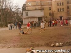 3046.Dzien ucznia w Liceum Ogolnoksztalcacym w Gostyniu - mecz pilki noznej nauczyciele kontra uczniowie (1993 r.) (2)