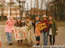 3048.Dzien ucznia w Liceum Ogolnoksztalcacym w Gostyniu - mecz pilki noznej nauczyciele kontra uczniowie (1993 r.), kibice reprezentacji uczniow