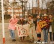 3048.Dzien ucznia w Liceum Ogolnoksztalcacym w Gostyniu - mecz pilki noznej nauczyciele kontra uczniowie (1993 r.), kibice reprezentacji uczniow