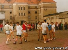 3051.Dzien ucznia w Liceum Ogolnoksztalcacym w Gostyniu - mecz pilki noznej nauczyciele kontra uczniowie (1993 r.)