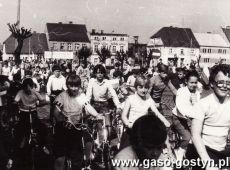 3052.Rynek w Gostyniu - uczniowie Szkoly Podstawowej nr 1 w pochodzie 1-majowym (1987 r.)