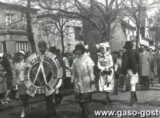 3057.Nauczyciele i uczniowie Zespolu Szkol Zawodowych w Gostyniu w pochodzie 1- majowym (1979 r.)