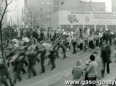 3077.Po inauguracji obchodow 700-lecia Gostynia mlodziez i mieszkancy udali sie na uroczysty apel na Gorze Zamkowej (1 kwietnia 1978 r.)