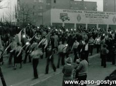 3078. Po inauguracji obchodow 700-lecia Gostynia mlodziez i mieszkancy udali sie na uroczysty apel na Gorze Zamkowej (1 kwietnia 1978 r.)