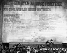 308. Cmentarz w Gostyniu ( zdjecie z lat70-tych XX wieku)-pomnik rozstrzelanych na gostynskim rynku w 1939r.