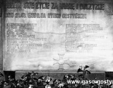 308. Cmentarz w Gostyniu ( zdjecie z lat70-tych XX wieku)-pomnik rozstrzelanych na gostynskim rynku w 1939r.