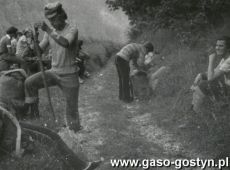 3085.Mlodziez z gostynskiego Liceum Ogolnoksztalcacego na Centralnym Rajdzie Harcerskim AZYMUT HUTA KATOWICE (10-24 lipca 1977 r.) - okolice Ojcowa