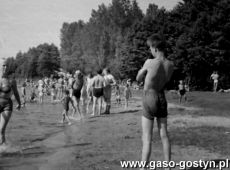 3087.Gostynianie nad jeziorem Ostrowieczko - lipiec 1956 r.