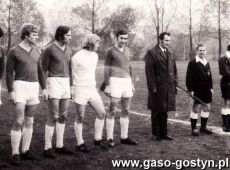 309.Pilkarze Kani Gostyn przed meczem na gostynskim stadionie w 1973 r. (od lewej M.Walczak, T.Kolan, A.Klups, B.Pawlak, K.Fiebig i prezes Kowal)