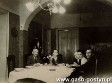 3095.Jadalnia w domu Psarskich w Gostyniu (1946 r.), siedza od lewej Zygmunt Psarski (dyr Cukrowni), jego zona Wladyslawa, ojciec Wladyslaw, corka Jadwiga z mezem Wlodzimierzem Podsiadlowskim