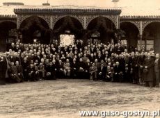 3096.Pamiatkowe zdjecie wykonane przed Strzelnica z okazji 50-lecia powstania Cukrowni w Gostyniu (1946 r.)