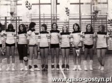 311.Siatkarki Kani Gostyn z trenerem Leonardem Gratkowskim (okolo 1977 r.)