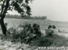 3111.Akcja KAMIEN - zbiorka kamieni na polu przez uczniow i nauczycieli Szkoly Podstawowej w Kunowie (1974 r.)