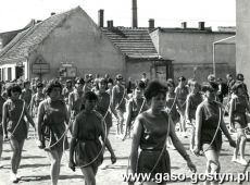 3125.Uczennice Liceum Ogolnoksztalcacego w Gostyniu w pochodzie pierwszomajowym (ulica PPR (obecnie Kolejowa), 1 maja 1966 r.)