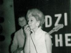 3128.Koncert gostynskiego zespolu KWARTET WIELKOPOSLKI wraz z zespolem estradowym w ZDK Stomil w Poznaniu (czerwiec 1968 r.)-solistka Urszula Wolska