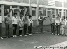 3144.Uczniowie Szkoly Podstawowej w Gostyniu na apelu z okazji Swieta 22 Lipca podczas pobytu w Marisfeld (NRD) - 1987 r.