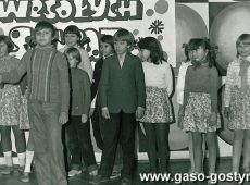 3160.Spotkanie bozonarodzeniowe Klubu Seniora (Zakladowy Dom Kultury HUTNIK w Gostyniu, 1980 r.), wystep dzieci