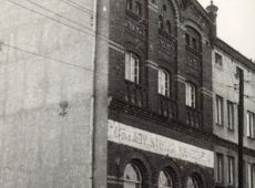 3166.Ulica Dzierzynskiego (teraz ks. Olejniczaka) w Gostyniu - Swarzedzkie Fabryki Mebli, na poczatku XX wieku browar, w czasie okupacji niemieckiej Union-Zeiss-Werke, a obecnie budynek mieszkalny