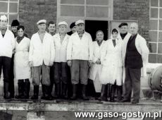 3192. Czesc zalogi Spoldzielni Mleczarskiej w Gostyniu (1970 r.)