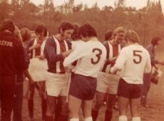 320.Wymiana pamiatek klubowych przed meczem Kani Gostyn z druzyna Tatra z Czechowslowacji (stadion w Gostyniu, 1971 r.)