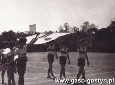 3201.Tydzien Sportu Szkolnego w Gostyniu-flage wnosza uczniowee klsy VIIa Szkoly Podstawowej nr 3 (1977 r.)