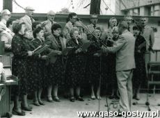 3202.Chor Dzwon w koncercie okolicznosciowym z okazji wreczenia zalodze Huty Szkla w Gostyniu Ordedu Sztandaru Pracy II klasy (27.08.1985 r.)