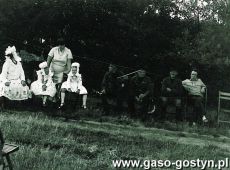 3204.Zespol folklorystyczny WIWAT dzialajacy przy Miejsko-Gminnym Osrodku Kultury HUTNIK na Dozynkach w Krzemieniewie (wrzesien 1983 r.)