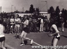 3206.Tydzien Sportu Szkolnego w Gostyniu-mecz pilki siatkowej na plycie boiska (1977 r.)