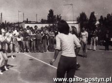 3207.Tydzien Sportu Szkolnego w Gostyniu-mecz pilki siatkowej na plycie boiska (1977 r.)mecz pilki siatkowej na plycie boiska (1977 r.)