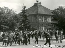 3208. 100-lecie OSP w Borku Wlkp. (20 maja 1980 r.) - przemarsz Orkiestry Detej Cukrowni w Gostyniu