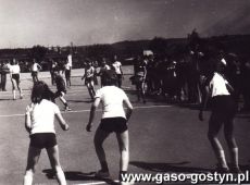 3208.Tydzien Sportu Szkolnego w Gostyniu-reprezentacja klas IV rywalizowaly o zloty medal w dwoch ogniach usportowionych (1977 r.)