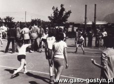 3209.Tydzien Sportu Szkolnego w Gostyniu-reprezentacja klas IV rywalizowaly o zloty medal w dwoch ogniach usportowionych (1977 r.)