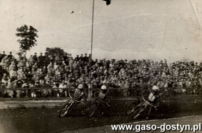 321.Unia Leszno - Kolejarz Rawicz (Leszno,22 maja 1955 r.), z plastronem nr 3 w barwach Kolejarza wystapil gostyninin Henryk Ignasiak, obok niego Waclaw Wechmann takze z Gostynia, Olejniczak i Zyto z Unii