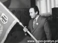 3215.Prezes Zbigniew Guderski prezentuje sztandar Spoldzielni Mleczarskiej w Gostyniu (1979 r.)