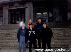 3217.Pracownicy Spoldzielni Mleczarskiej w Gostyniu na 17. Mistrzostwach Swiata w Lotach Narciarskich, ktore odbyly sie w dniach 9 - 10 marca 2002 w Harrachovie na skoczni Certak K-185