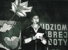 3231.Koncert dla zalogi ZPSiUD w Gostyniu (1979 r.)-prowadzaca koncert Grazyna Dolata, instruktorka Domu Kultury w Gostyniu