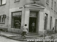 3233.PSS Spolem w Gostyniu - sklep nr 22 spozywczo-garmazeryjny na rogu ulic Koscielnej i Wolnosci (1974 r.)