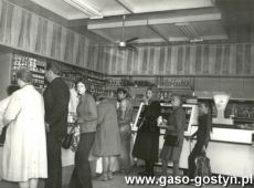3235.PSS Spolem w Gostyniu - sklep nr 22 spozywczo-garmazeryjny na rogu ulic Koscielnej i Wolnosci (1974 r.)