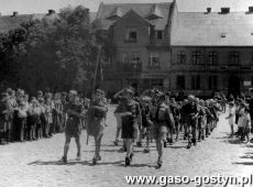 3251.Rynek w Krobi - przemarsz harcerzy