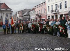 3276.Manifestacja patriotyczno-religijna w 56. rocznice rozstrzelania mieszkancow Ziemi Gostynskiej (Rynek w Gostyniu, 21.10.1995 r.)