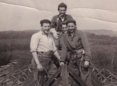 3276.Rozbudowa Huty Szkla w Gostyniu, pierwszy z lewej slusarz Andrzej Kubica (poczatek lat 60. XX wieku)